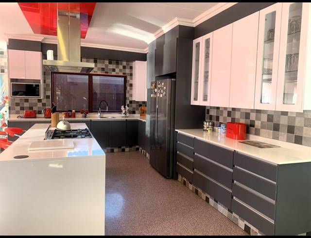 6 BEDROOM HOUSE FOR SALE IN SUNWARD PARK